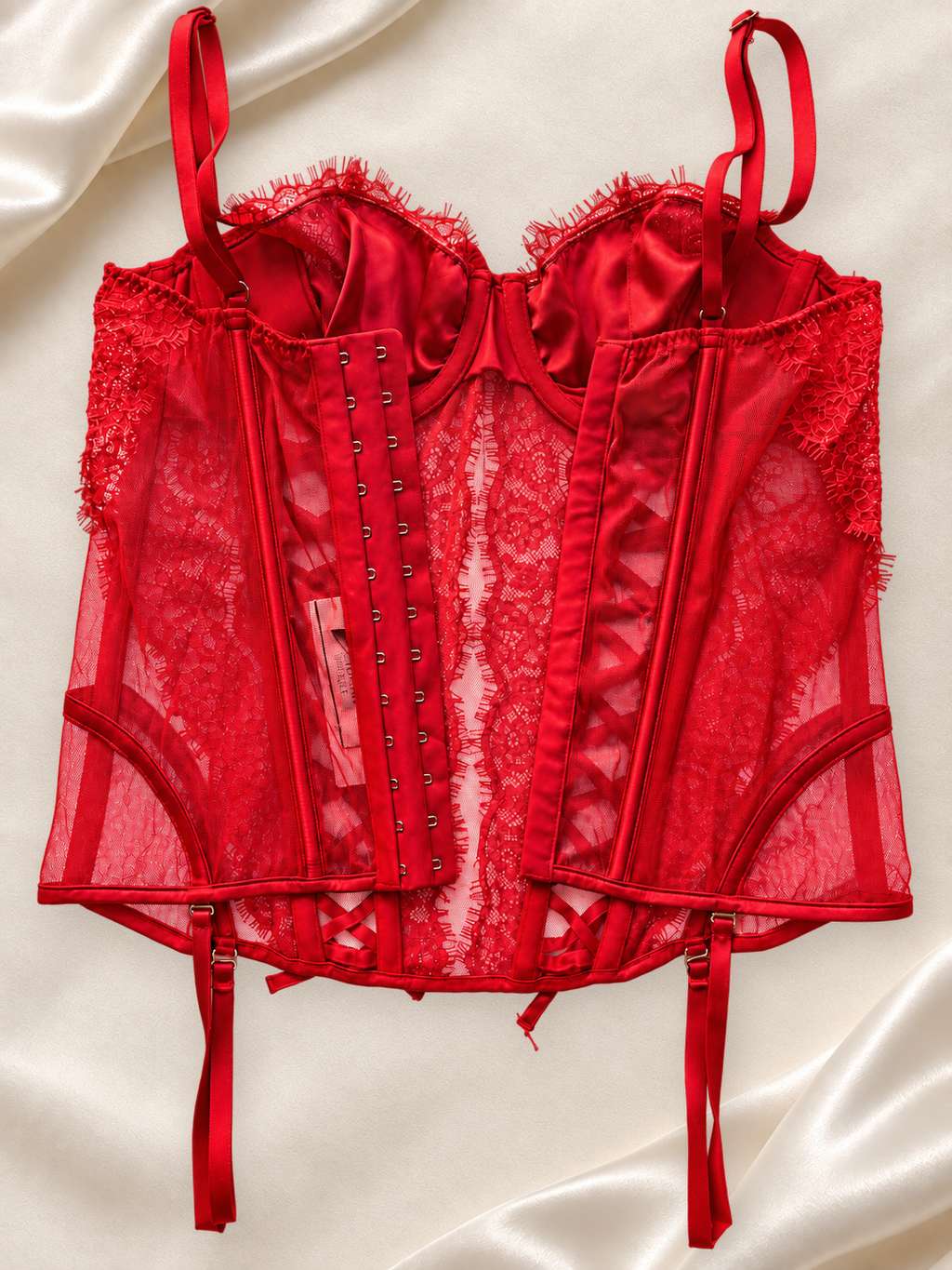 Corset V'S Rojo de Encaje con Cordón y Portaligas, vista dorsal sobre fondo marfil