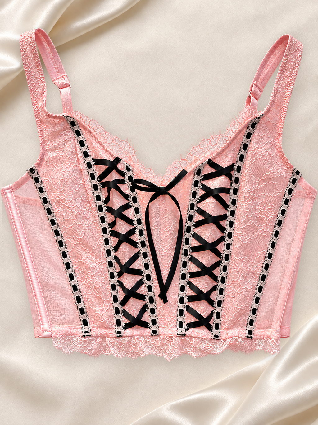 Corset V'S Rosa de Encaje con Cordones Negros, vista frontal sobre fondo marfil