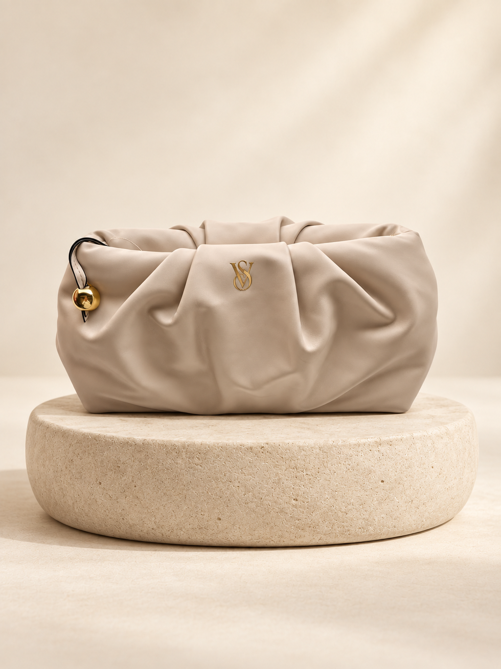 Neceser V'S beige fruncido sobre base circular clara