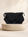 Neceser VSX deportivo negro con cierre superior, vista 1 sobre pedestal claro