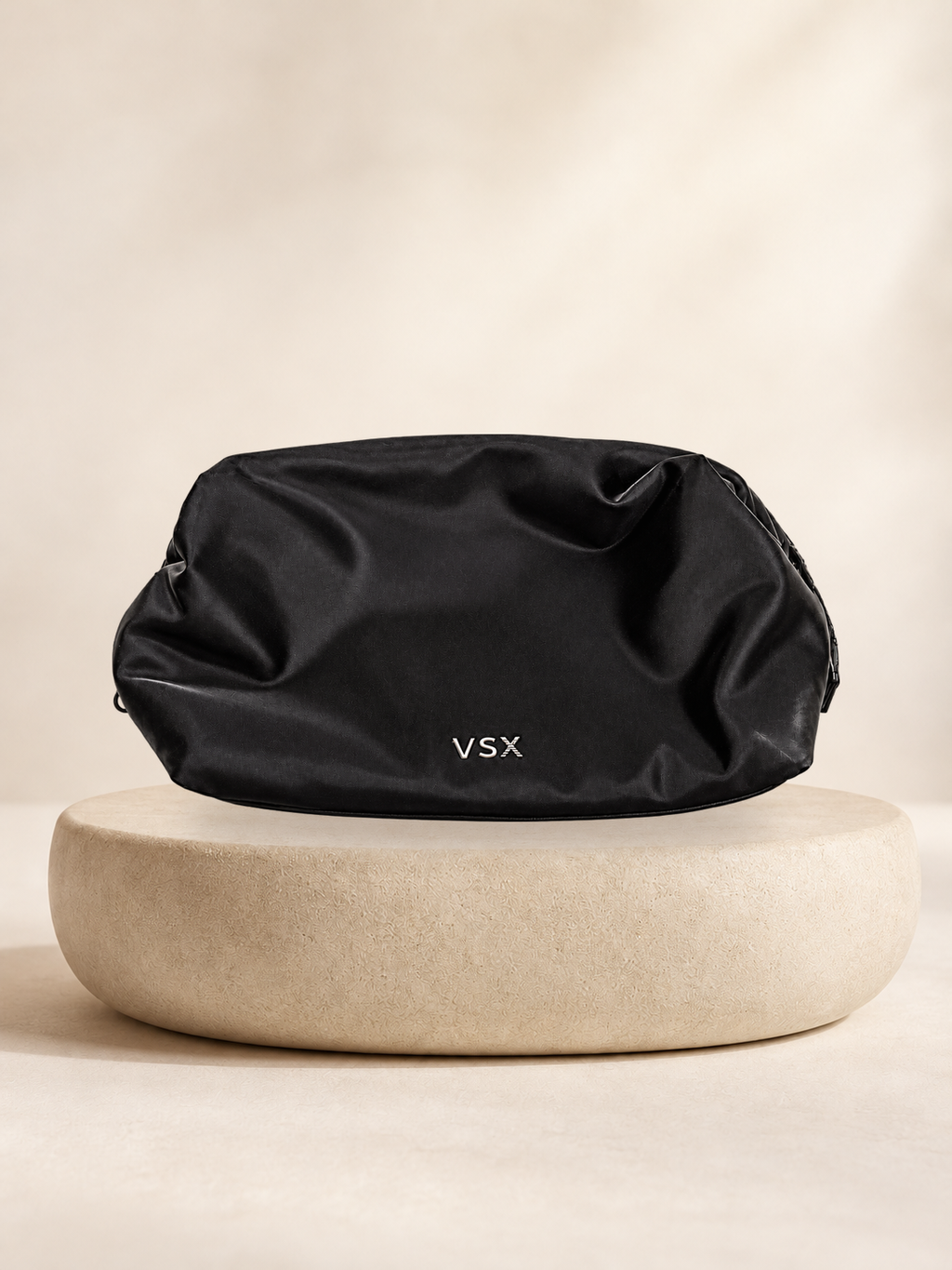 Neceser VSX deportivo negro con cierre superior, vista 2 sobre pedestal claro