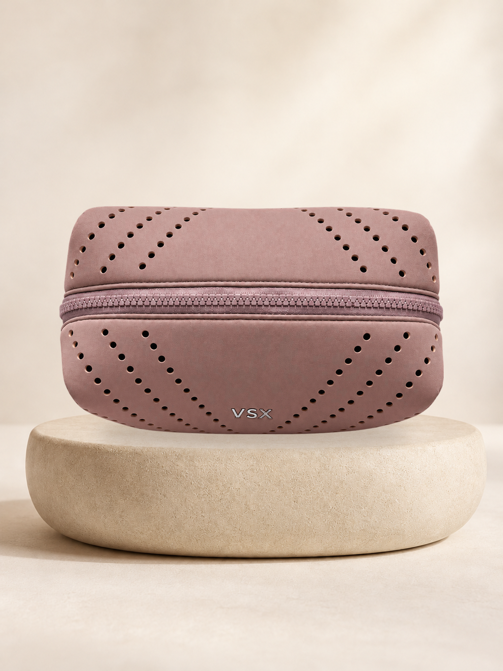 Neceser VSX deportivo, vista 2 sobre pedestal claro