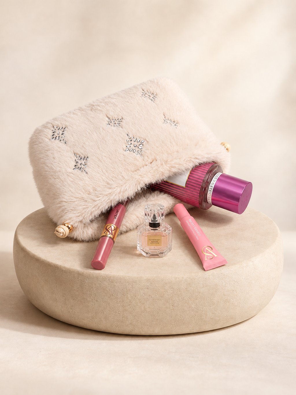 Neceser V'S Plush con Strass abierto con accesorios de belleza sobre pedestal claro