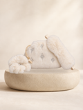 Neceser V'S Plush con Strass, conjunto de tres piezas sobre pedestal claro