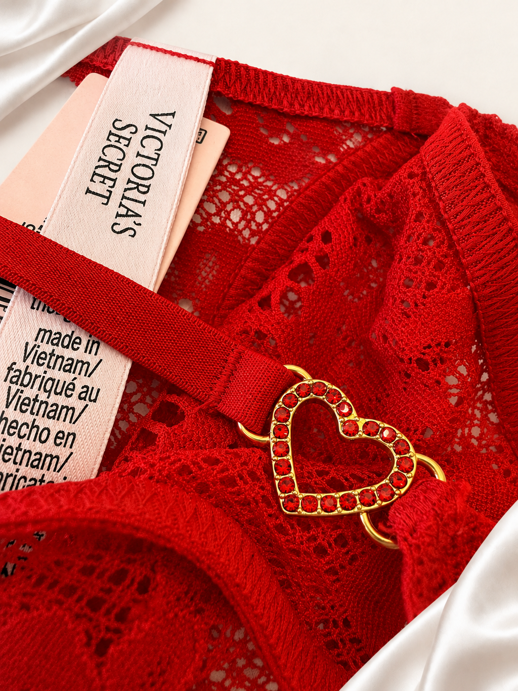 Panti V'S Lace Roja con Corazones Dorados, detalle