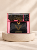Set Victoria's Secret Backstage Accesorios Satinados sobre pedestal claro con sombra de contacto