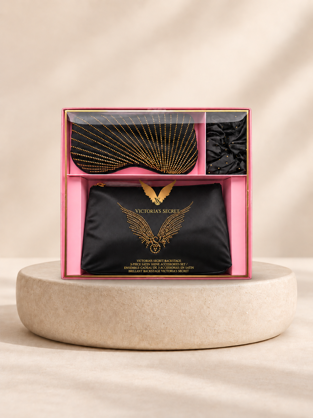 Set Victoria's Secret Backstage Accesorios Satinados sobre pedestal claro con sombra de contacto