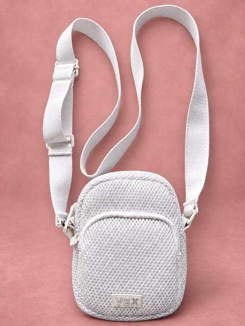 Bolso cruzado blanco de malla, frente con sombras