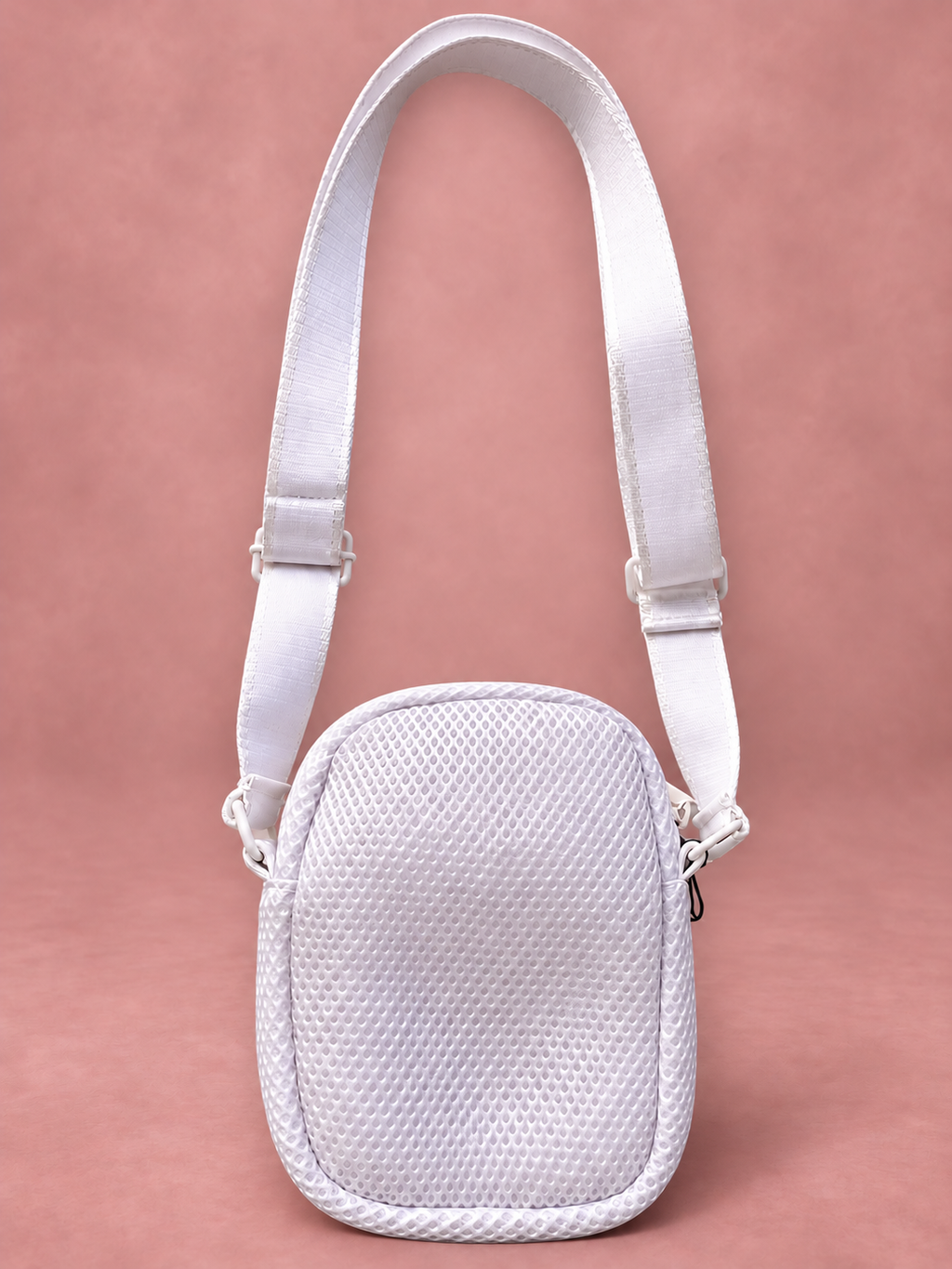 Bolso cruzado blanco de malla, dorso con sombras