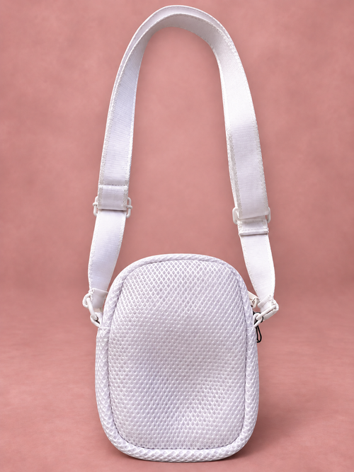 Bolso cruzado blanco de malla, dorso con sombras