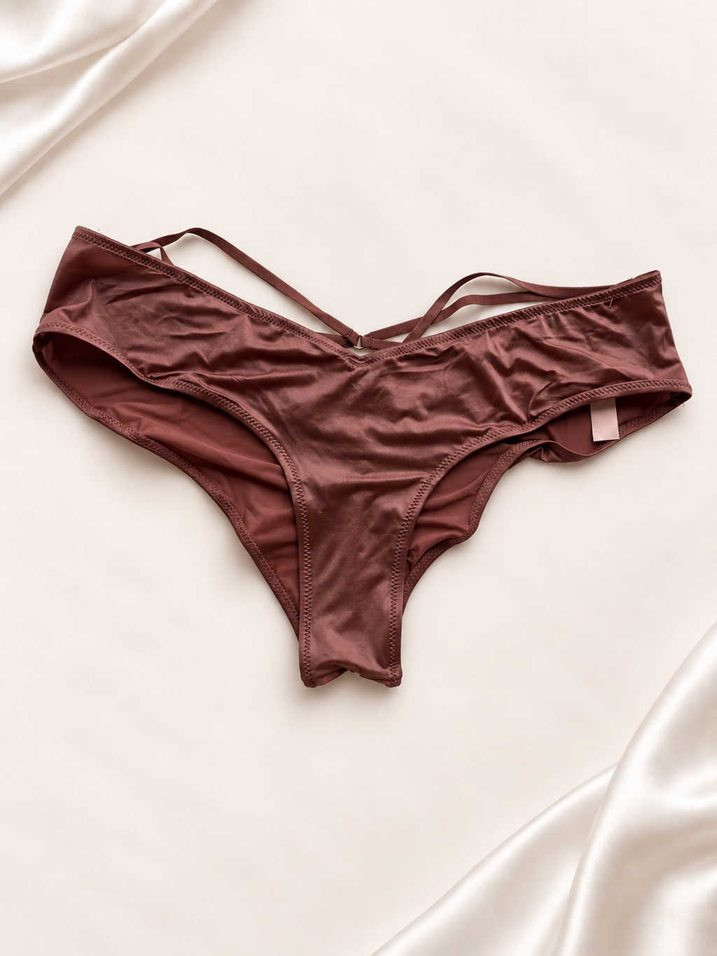 Panti V'S Marrón satinado con tiras cruzadas, vista posterior