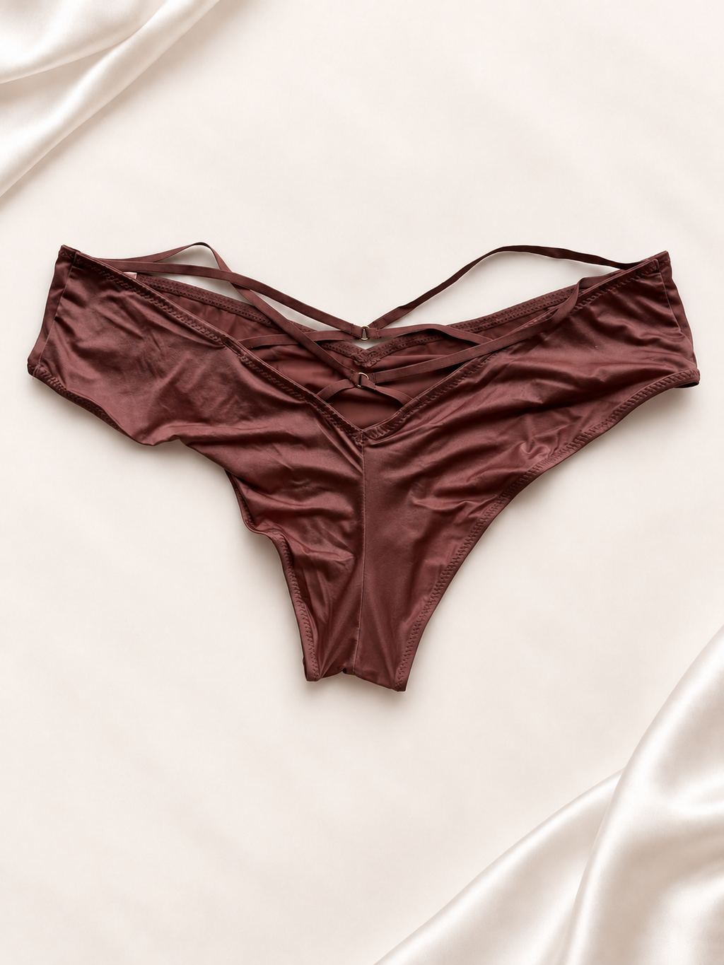 Panti V'S Marrón satinado con tiras cruzadas, vista frontal