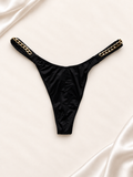 Panti V'S Negro con tiras de cadena dorada, vista frontal