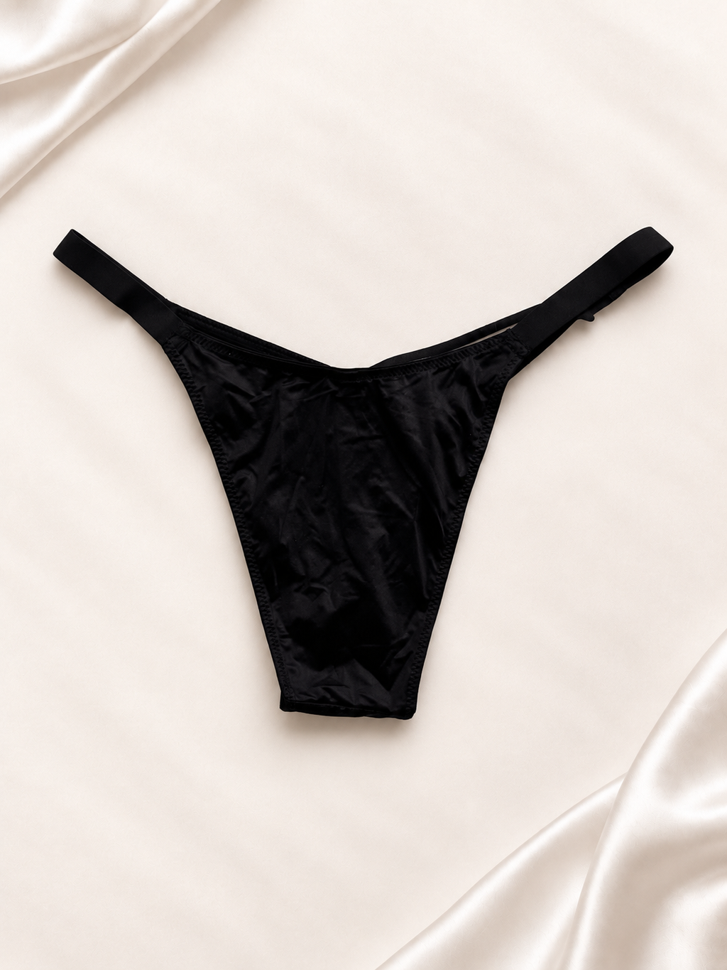 Panti V'S Negro liso con tiras cruzadas, vista posterior