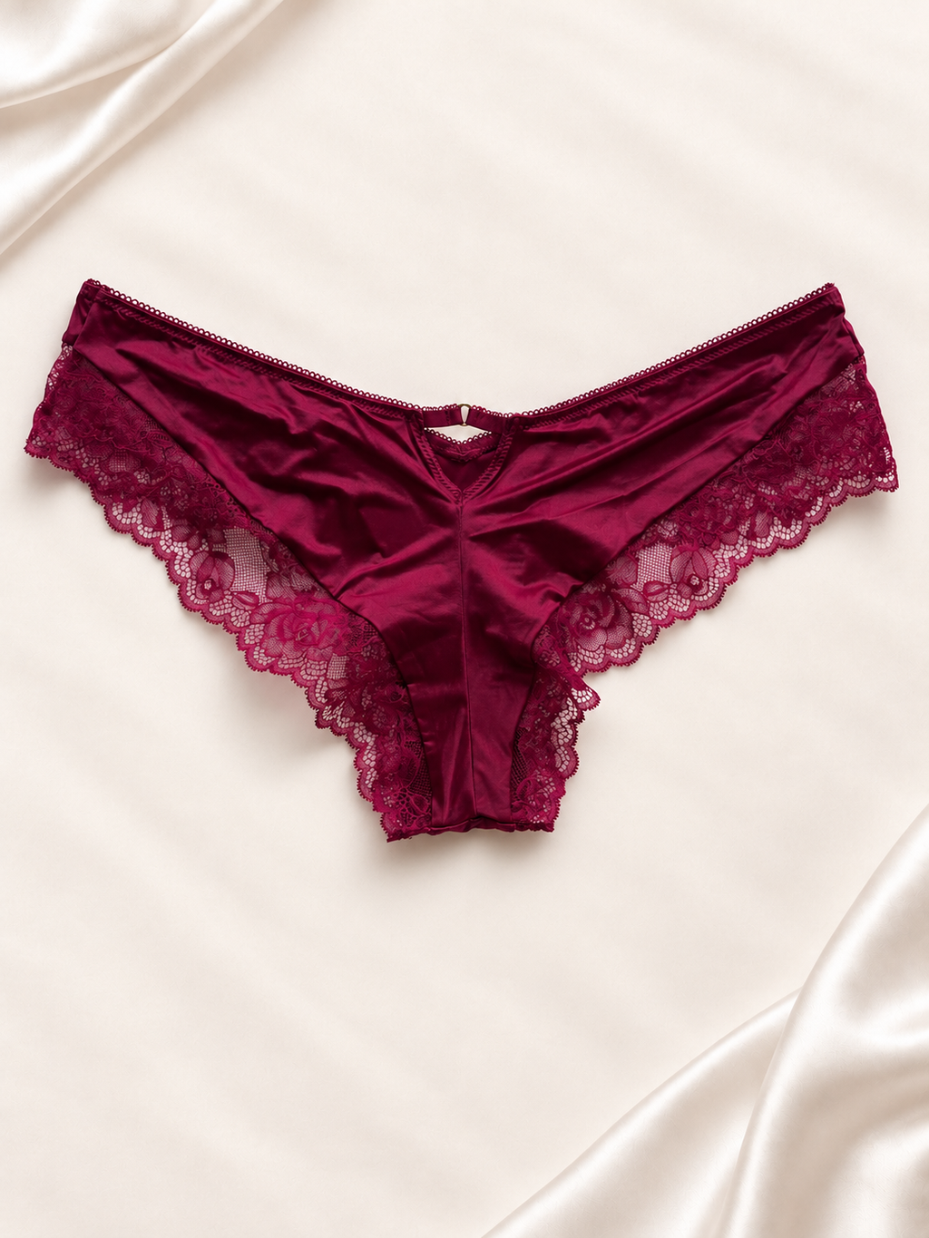 Panti V'S Bordó con encaje lateral de corte short, vista posterior