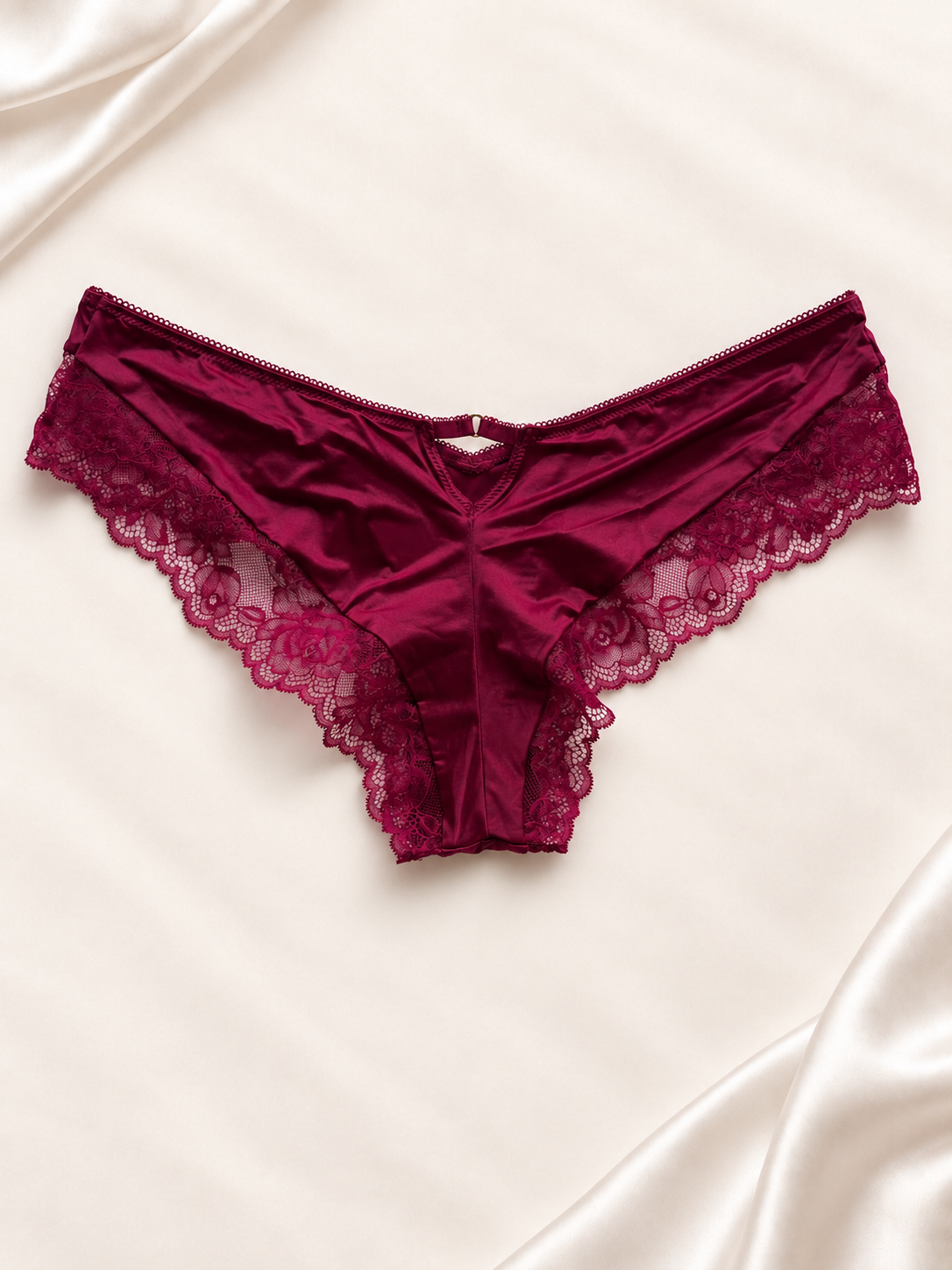 Panti V'S Bordó con encaje lateral de corte short, vista posterior