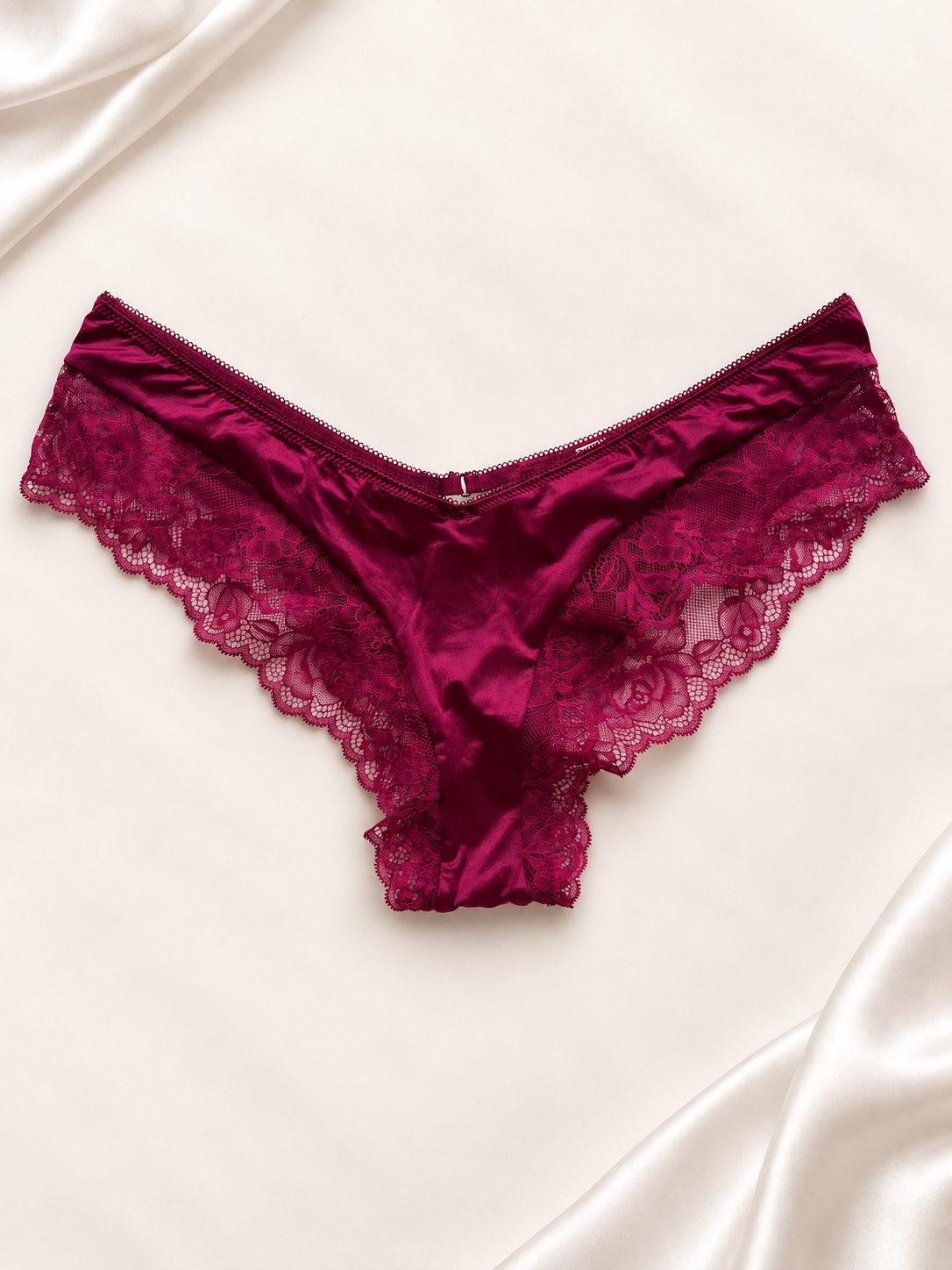 Panti V'S Bordó con encaje lateral de corte short, vista frontal