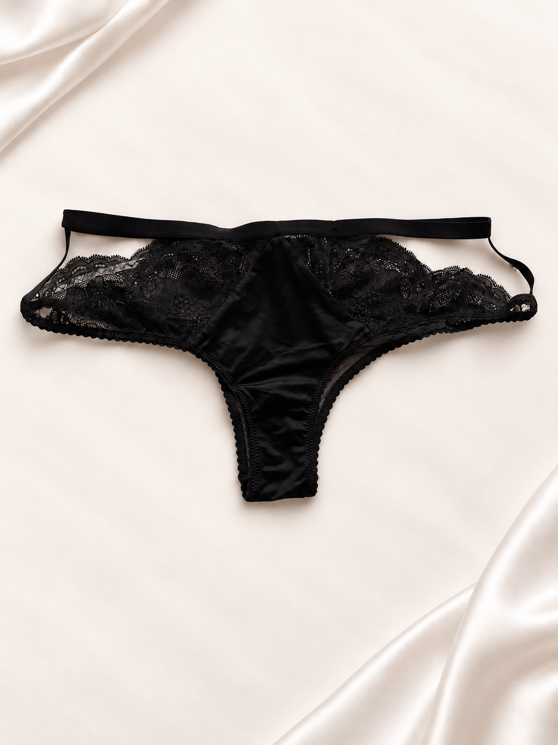 Panti V'S Negro de encaje con laterales finos, vista frontal