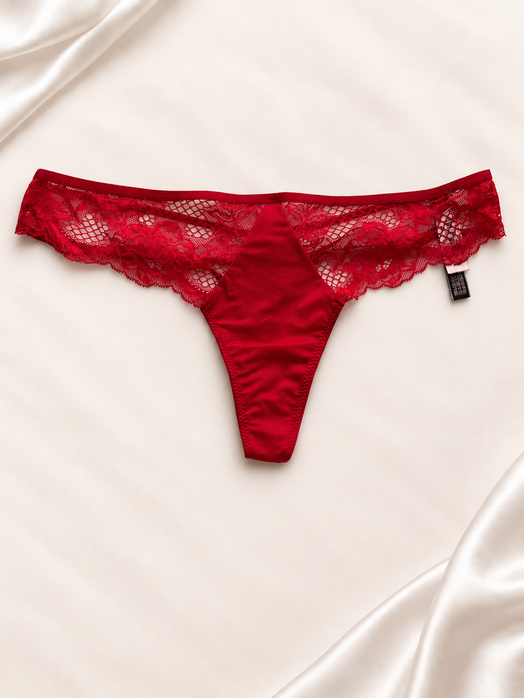 Panti V'S Rojo con encaje y bandas laterales, vista frontal