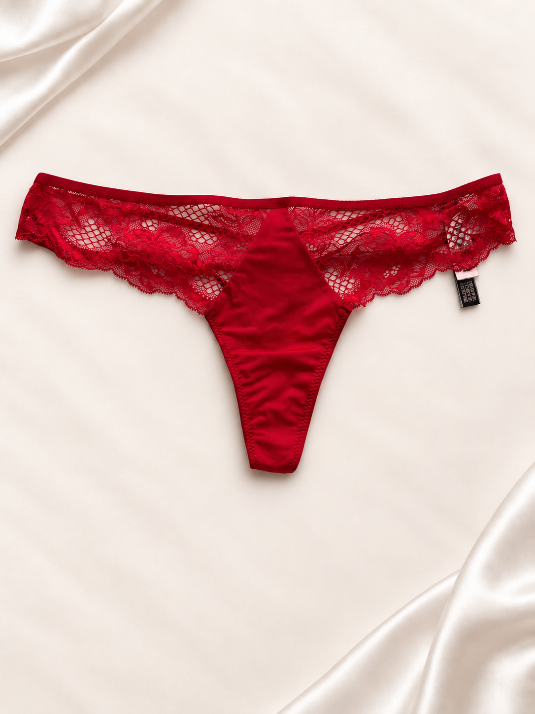 Panti V'S Rojo con encaje y bandas laterales, vista frontal