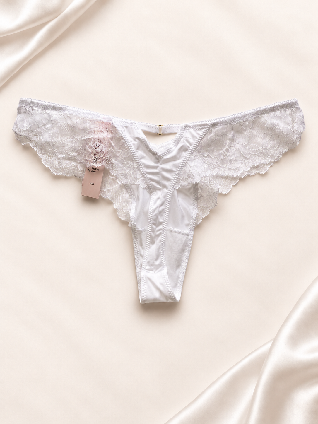 Panti V'S Blanco de encaje con corte tanga, vista posterior