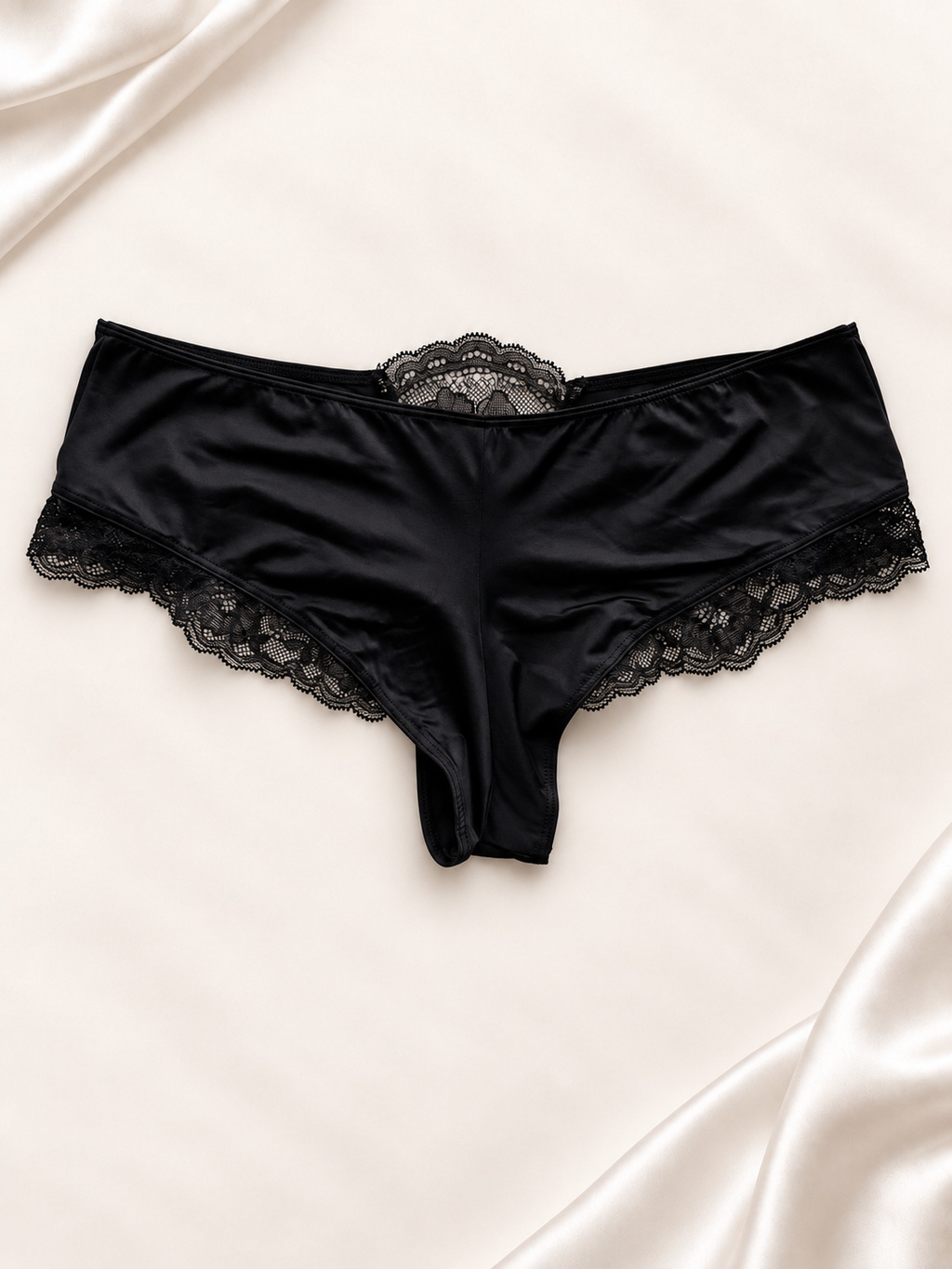 Panti V'S Negro con encaje de corte short, vista posterior