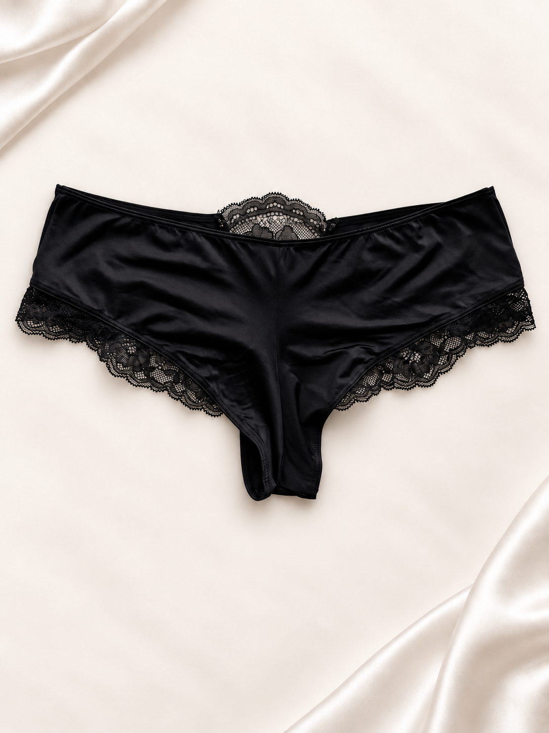 Panti V'S Negro con encaje de corte short, vista posterior