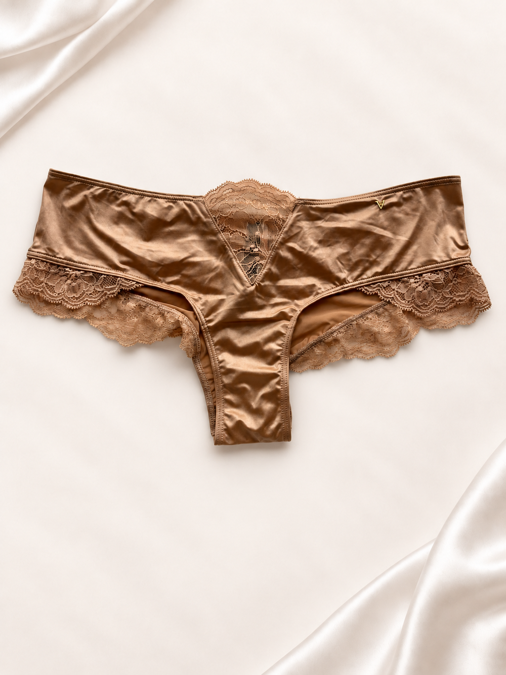 Panti V'S Dorado satinado de corte short, vista frontal