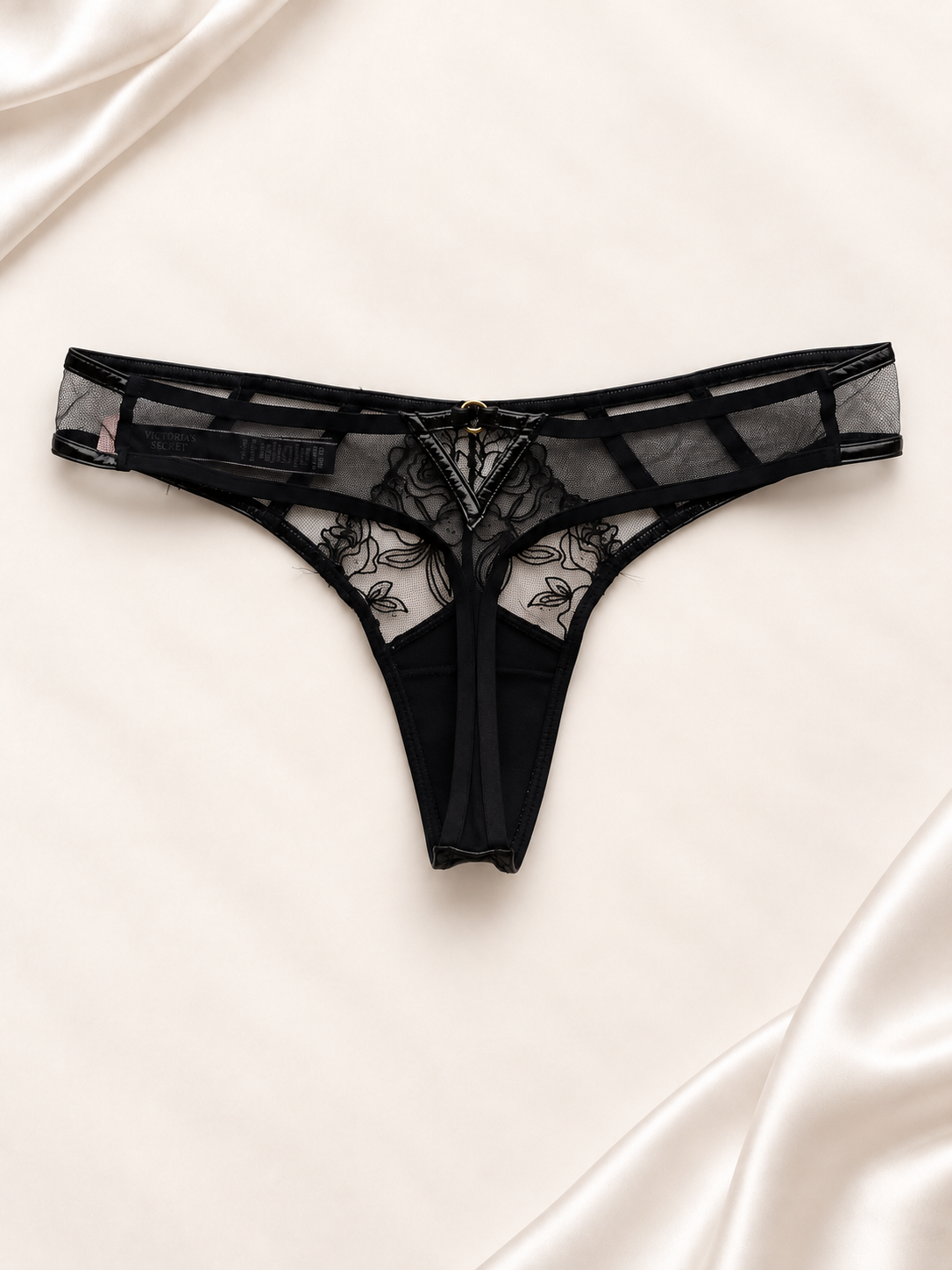 Panti V'S Negro con encaje y tiras geométricas, vista frontal