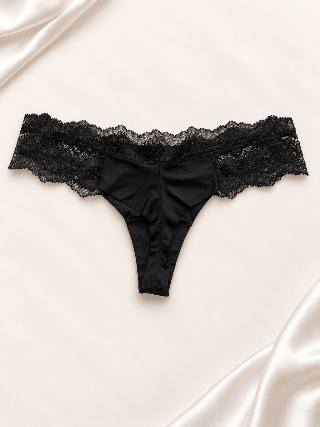 Panti V'S Negro con laterales de encaje, vista posterior