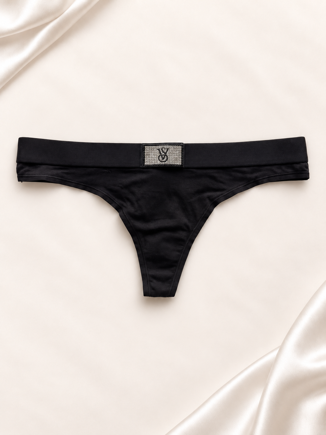 Panti V'S Negro liso con detalle de logo, vista frontal