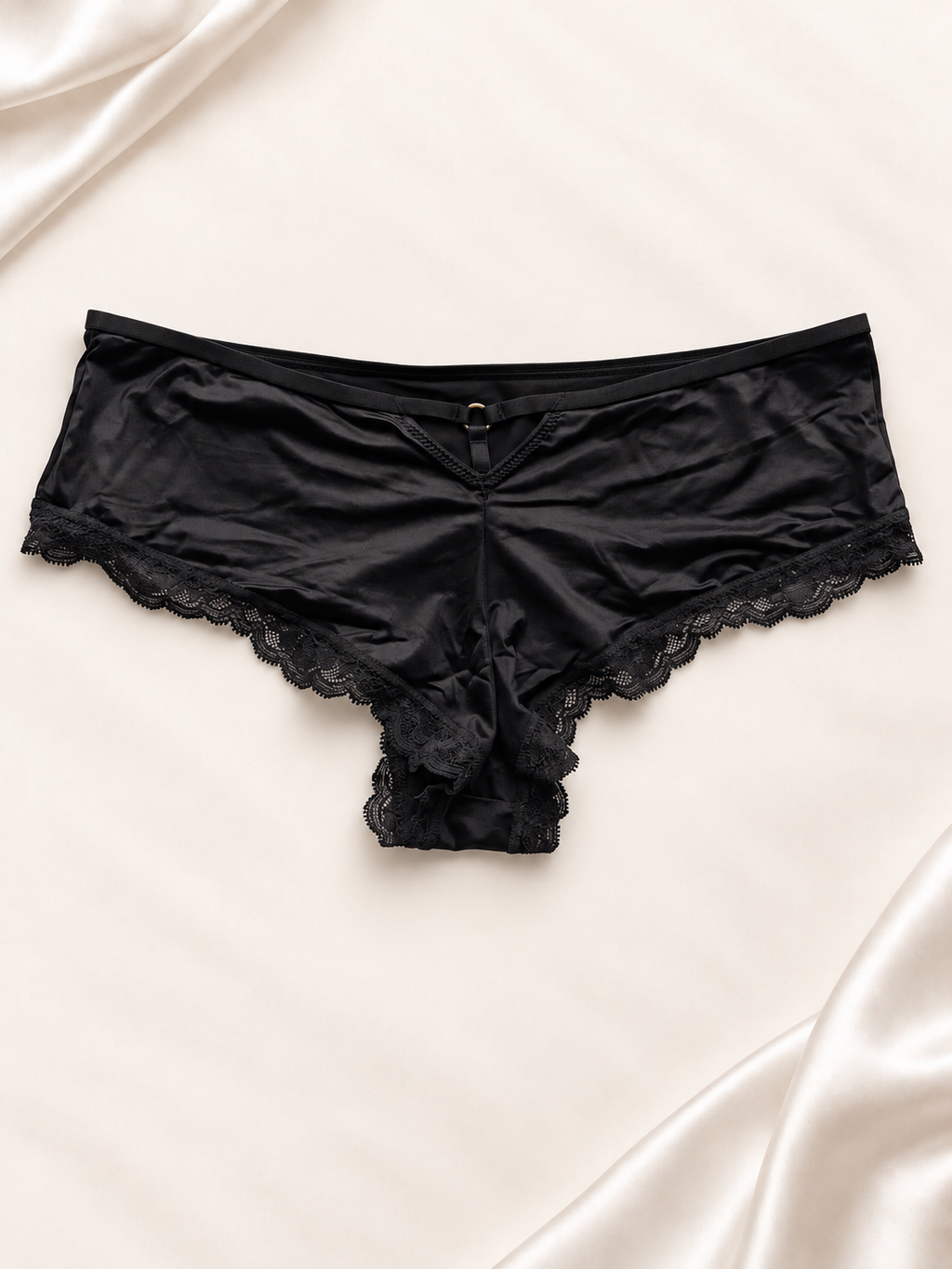 Panti V'S Negro de corte short con borde de encaje, vista frontal