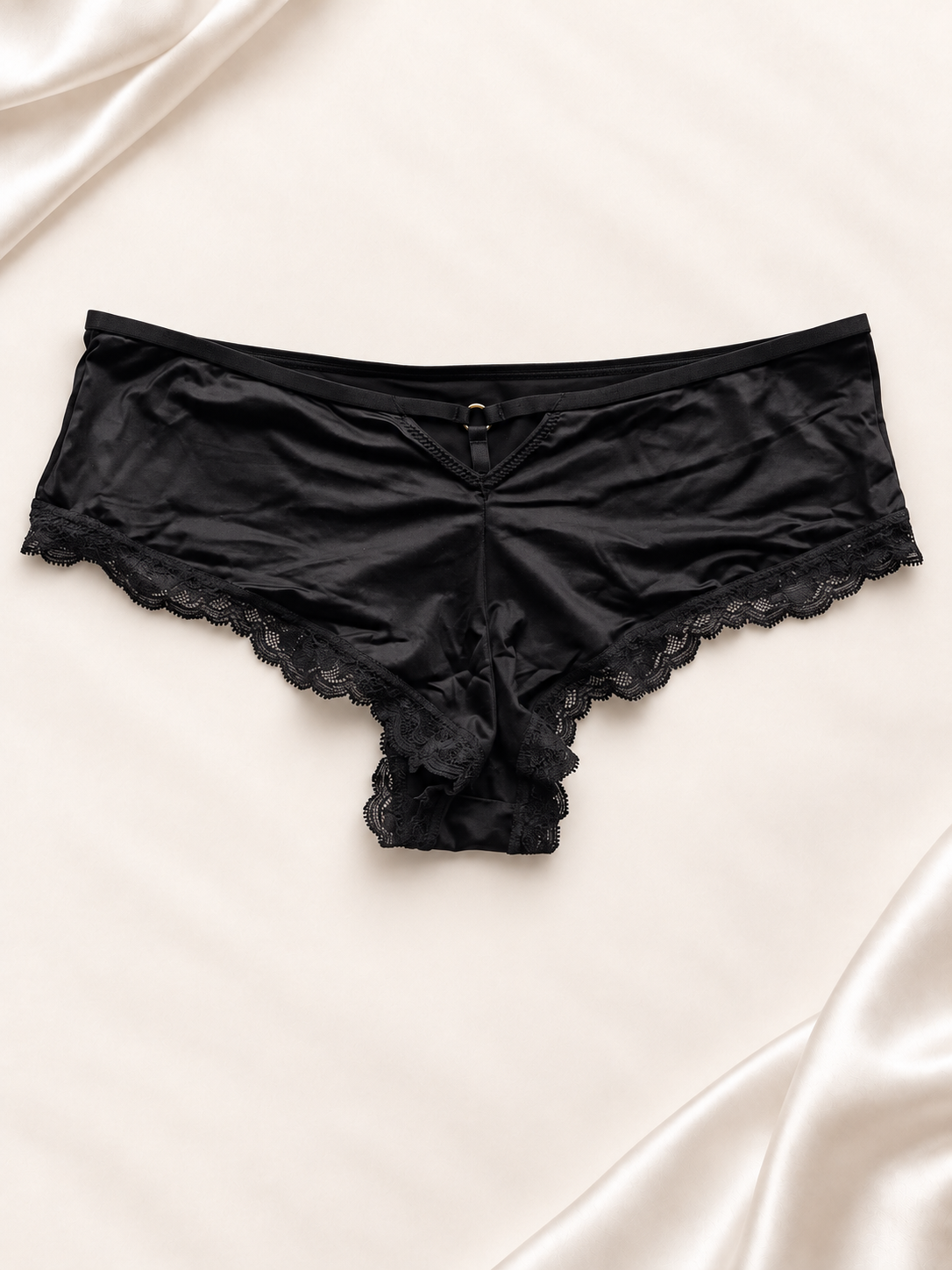 Panti V'S Negro de corte short con borde de encaje, vista frontal
