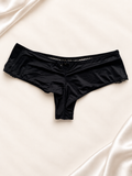 Panti V'S Negro de corte short con encaje lateral y detalle en V, vista frontal