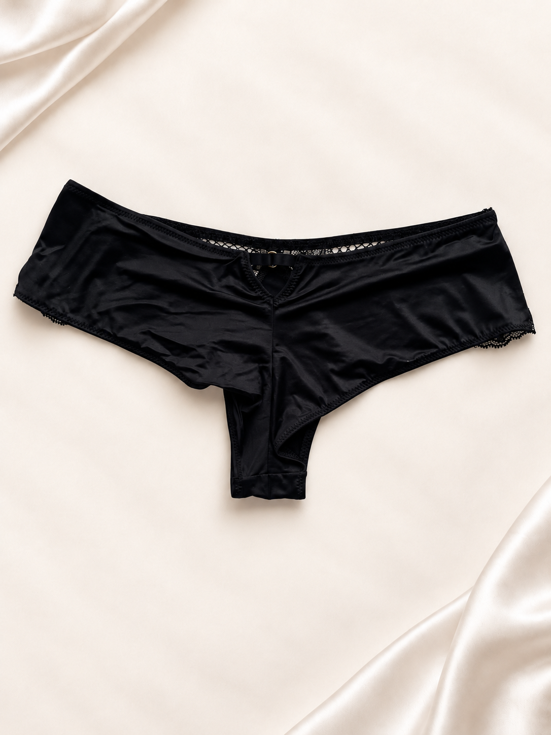 Panti V'S Negro de corte short con encaje lateral y detalle en V, vista frontal