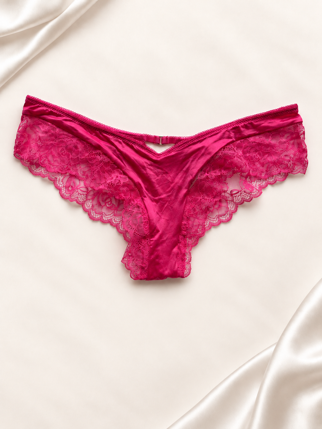 Panti V'S Fucsia de encaje con corte short, vista posterior