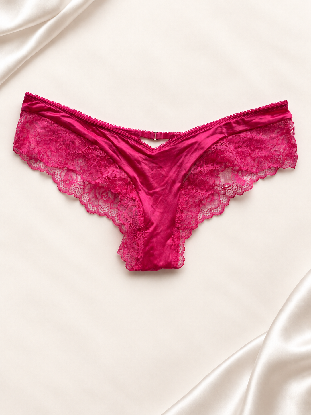 Panti V'S Fucsia de encaje con corte short, vista posterior