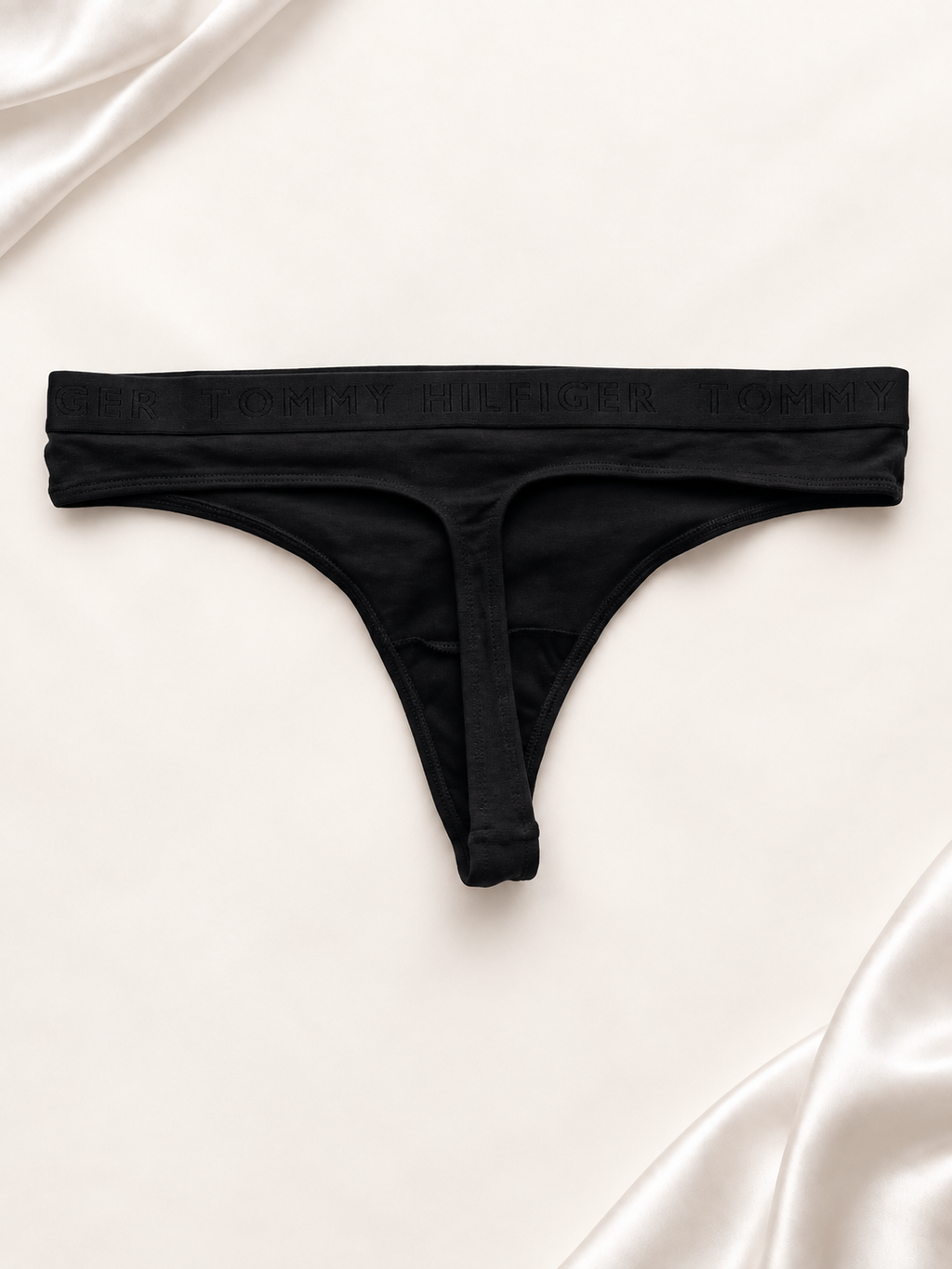 Panti negro liso de corte tanga, vista dorso