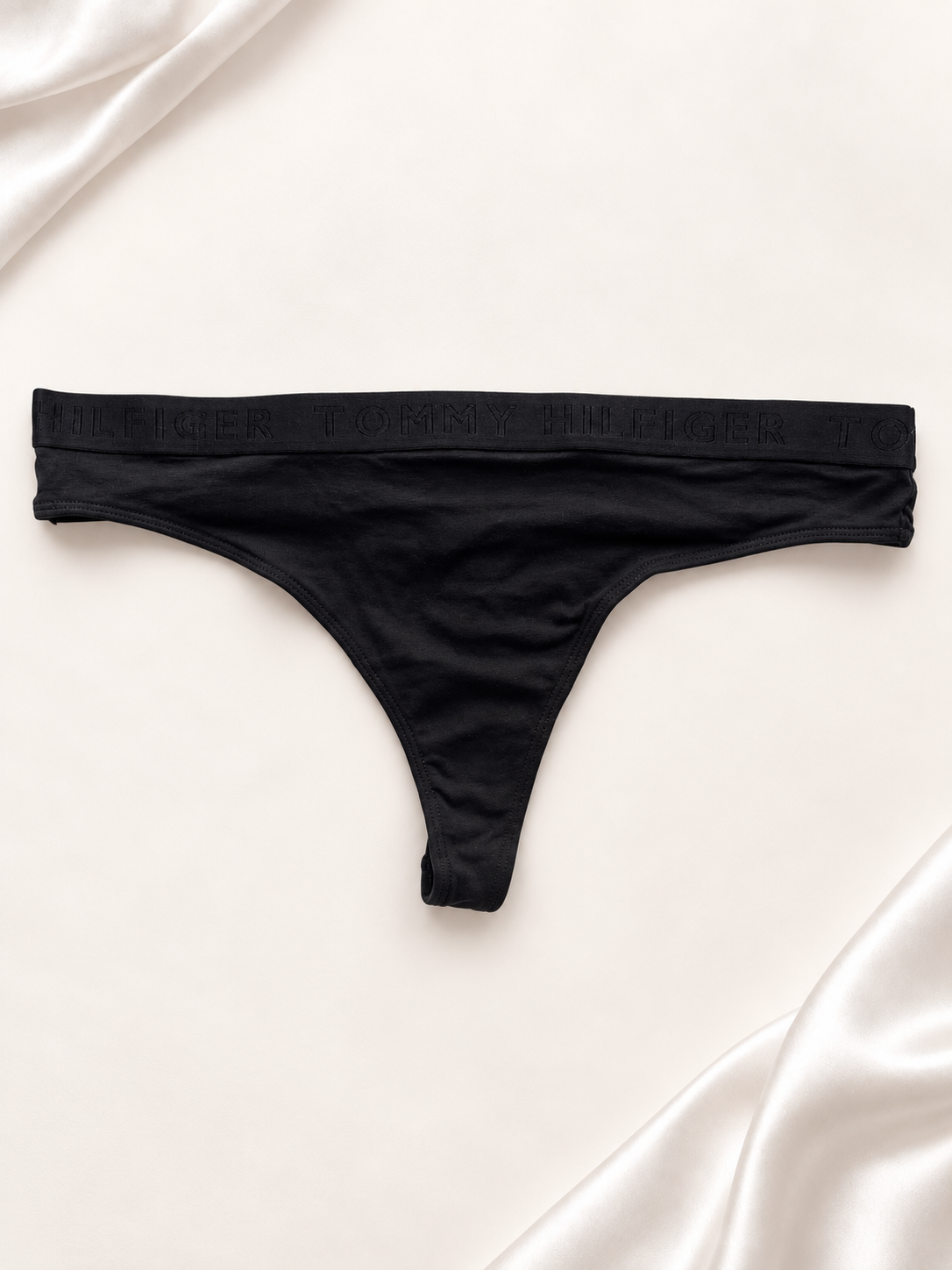 Panti negro liso de corte tanga, vista frente