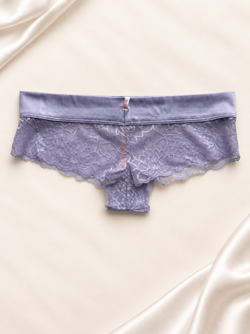Panti V'S Lila de corte short con encaje, frente