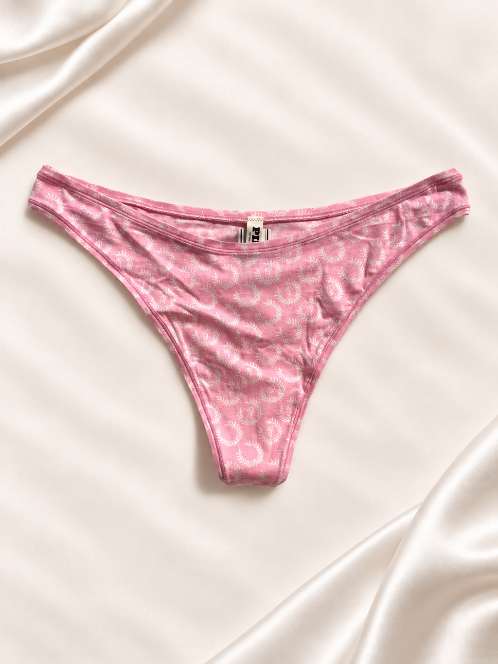 Frente de Panti V'S rosa satinado de corte tanga