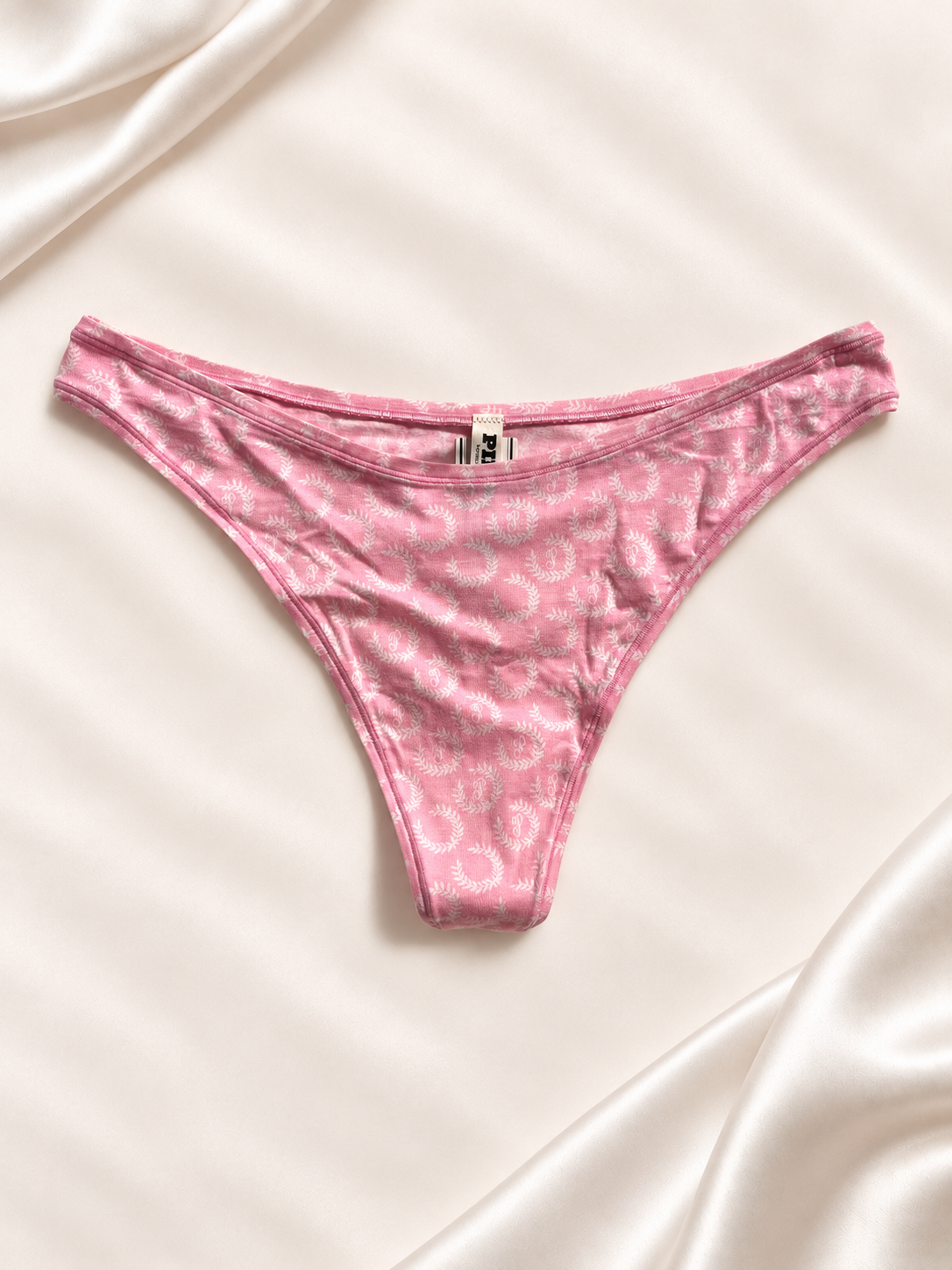 Frente de Panti V'S rosa satinado de corte tanga