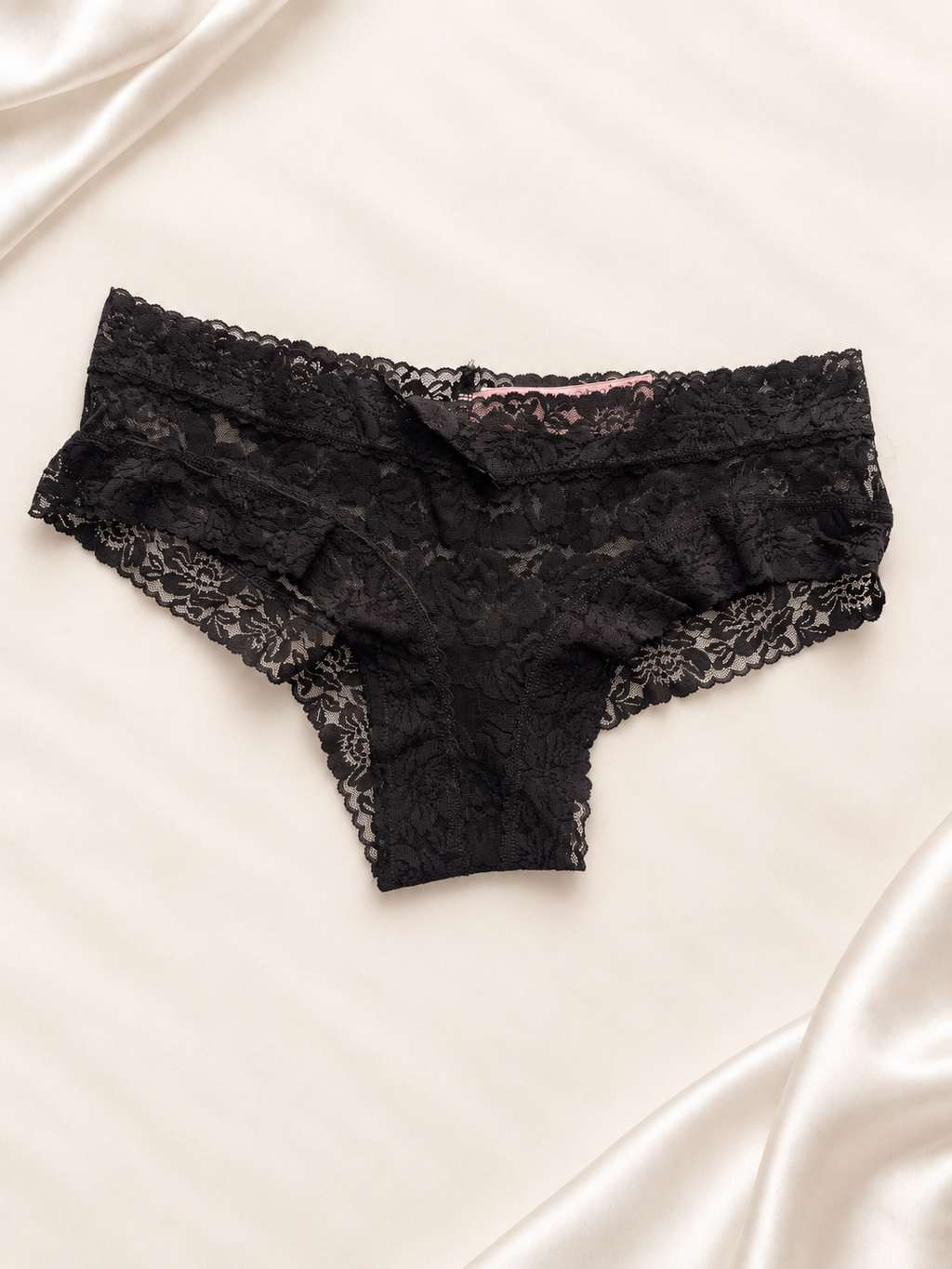 Panti V'S Negro de encaje de corte short, frente