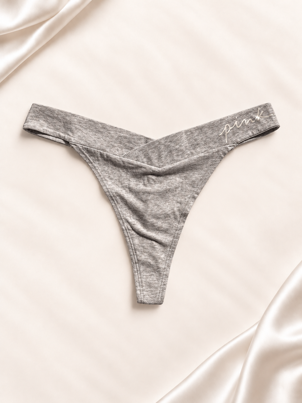 Frente de Panti V'S plateado brillante de corte tanga