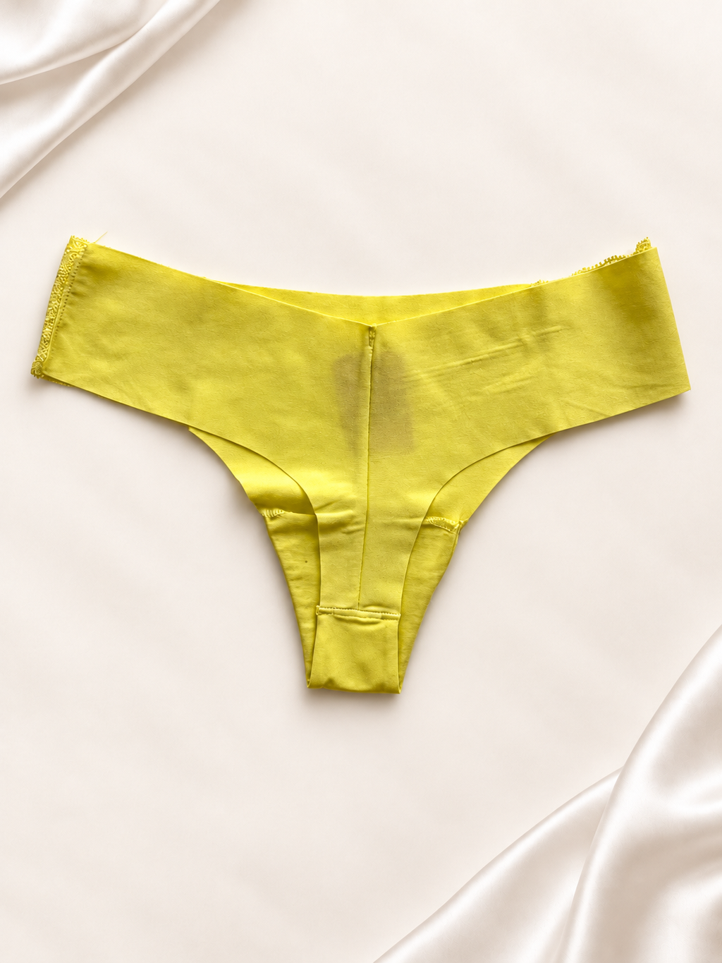 Panti V'S Amarillo con laterales de encaje, dorso