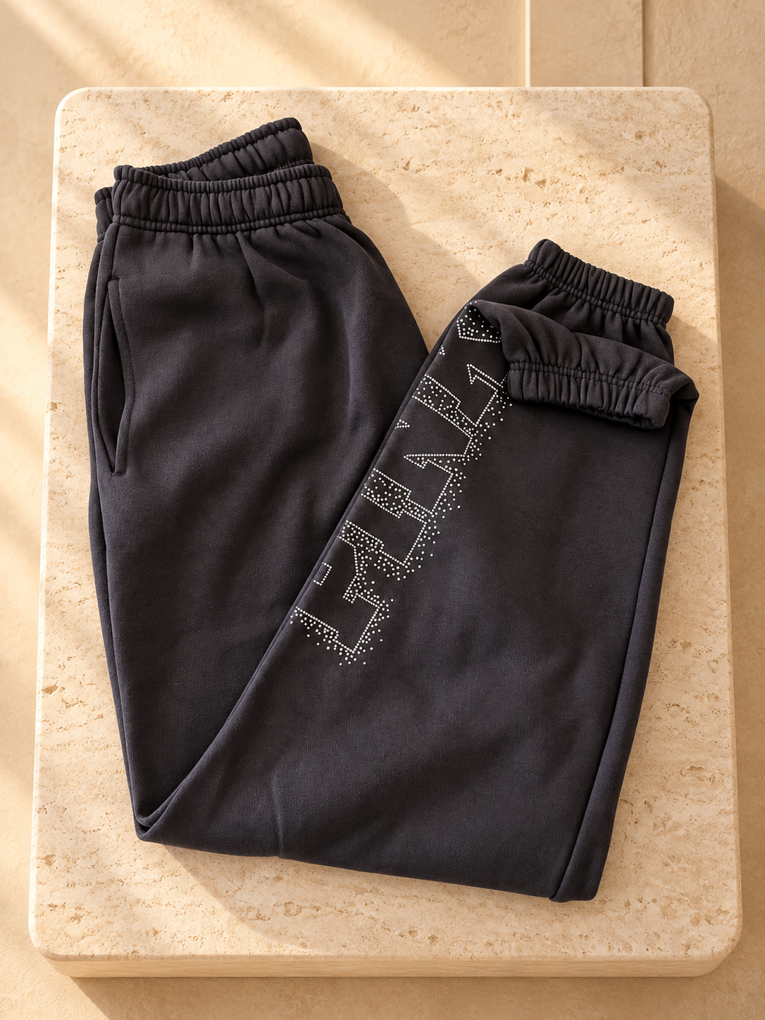 Jogger PINK negro con logo brillante, vista frontal
