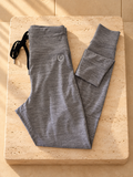 Jogger gris con detalle bordado, vista frontal