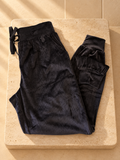 Jogger negro texturado con cintura ajustable, vista frontal