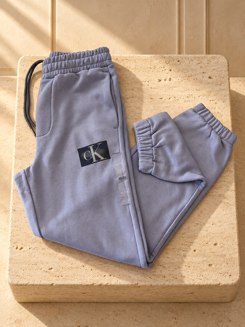 Jogger Calvin Klein gris con parche CK, vista frontal