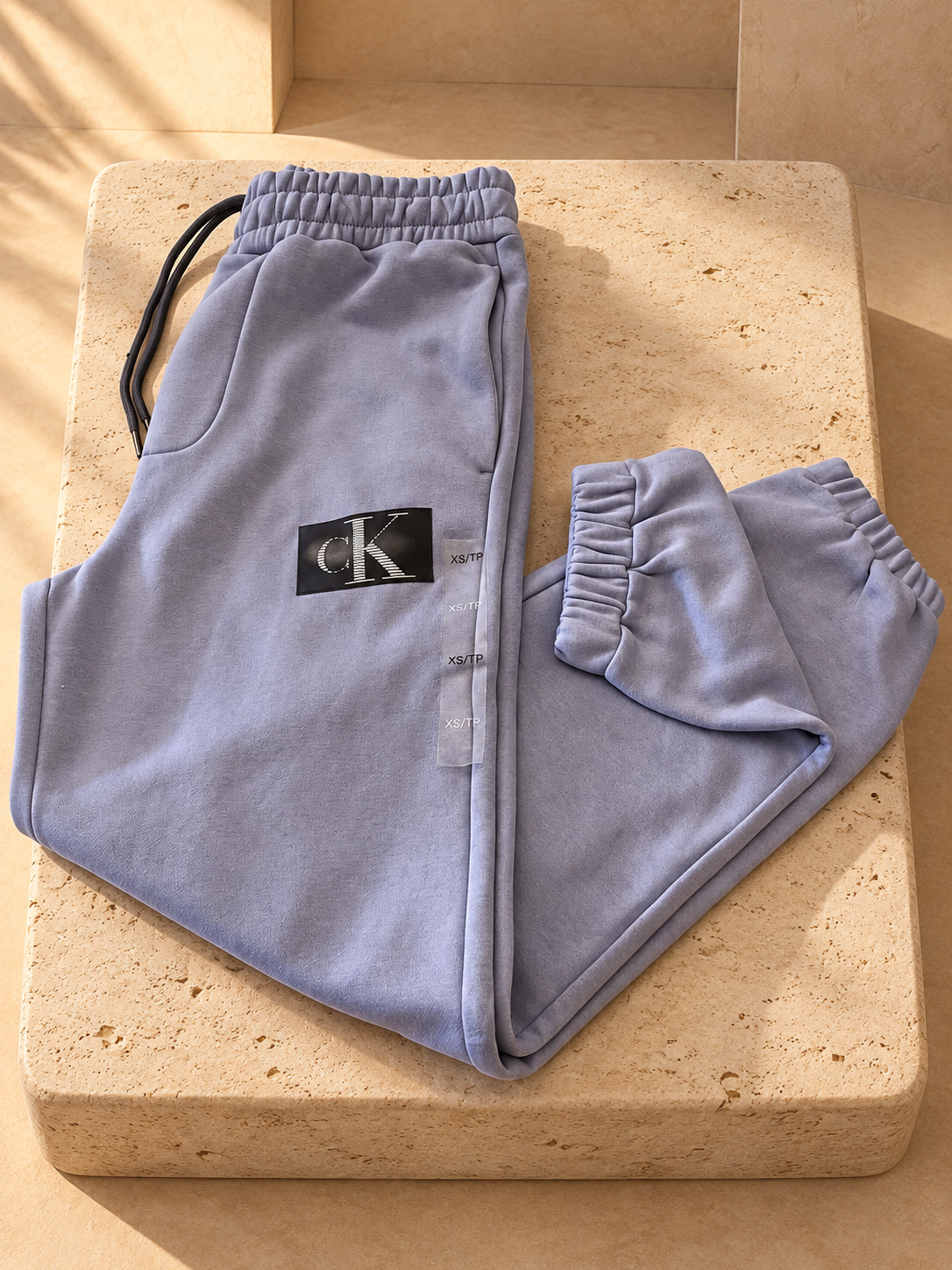 Jogger Calvin Klein gris con parche CK, segunda vista